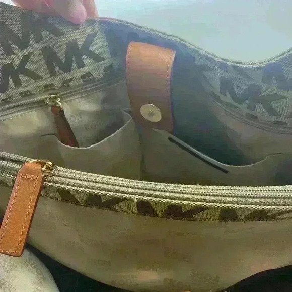 Michael Kors Authentic Monogrammed Bag. Tan Color - Picture 7 of 11